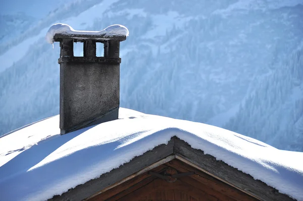 Dach chalet cowred ze śniegu — Zdjęcie stockowe