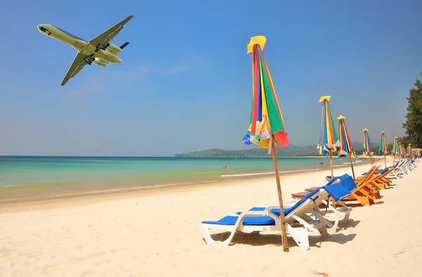 Fila de tumbonas en la playa Bang Tao de la isla de Phuket — Foto de Stock