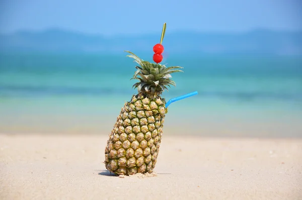Ананасовий коктейль на тропічному пляжі — стокове фото