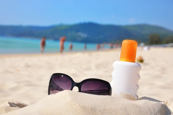 Сонцезахисні окуляри і захист лосьйон на пляжі острова Пхукет, — стокове фото