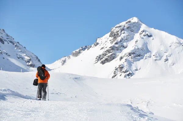 Wandelen in sneeuwschoenen langs het spoor van de berg — Stockfoto