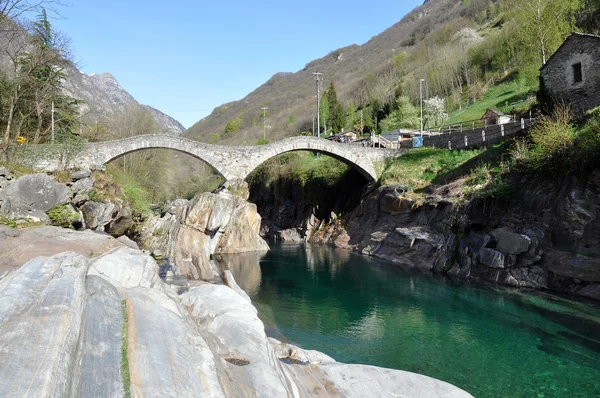 Lavertezzo、スイス連邦共和国でポンテ ・ デイ ・：salti 橋 — ストック写真
