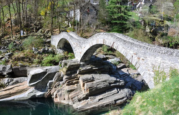 Podul Ponte dei salti din Lavertezzo, Elveția — Fotografie, imagine de stoc
