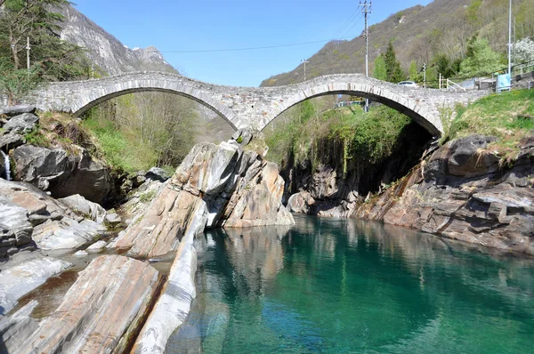 Ponte dei salti ponte a Lavertezzo, Svizzera — Foto Stock