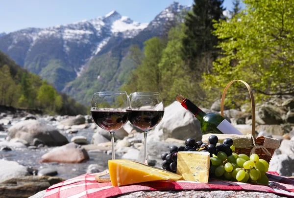 Kırmızı şarap, peynir ve üzüm bir piknikte görev yaptı. Verzasca Vadisi, — Stok fotoğraf