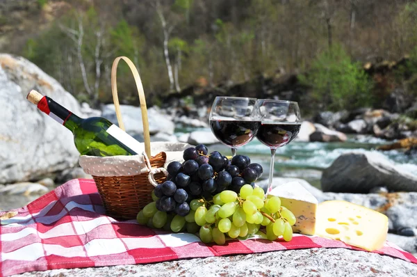 Vino tinto, queso y uvas servidas en un picnic. Valle de Verzasca , — Foto de Stock