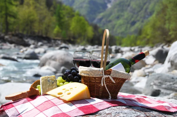 Vino rosso, formaggio e uva serviti a un picnic. Valle di Verzasca , — Foto Stock