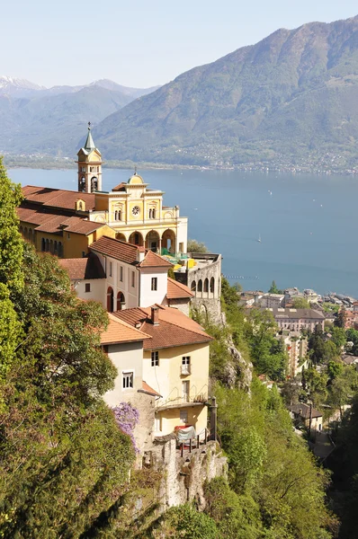 Madonna del sasso, medeltida kloster på berget utsikt över sjön — Stockfoto