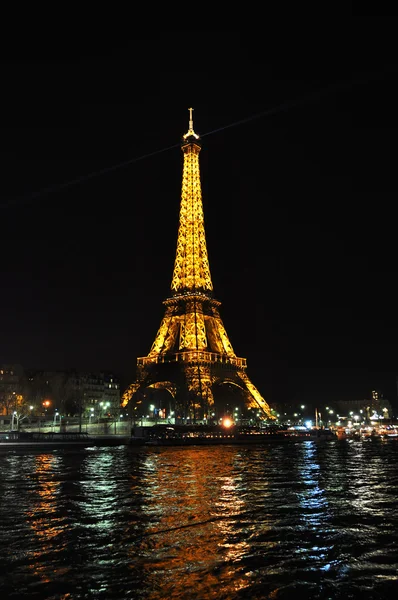 PARIS - OCTOBER 31: Eiffel tower at night on Octoberl 31, 2011 i — Stock Photo, Image