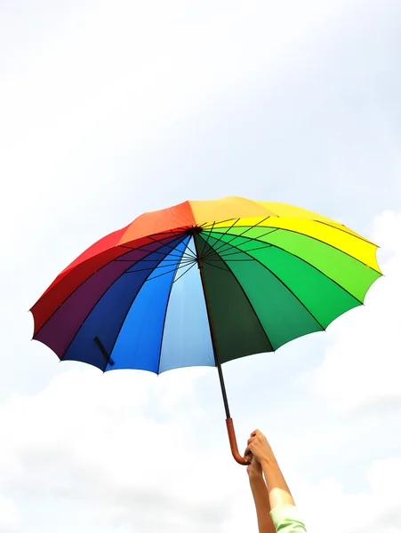 Радужный зонтик в руке — стоковое фото