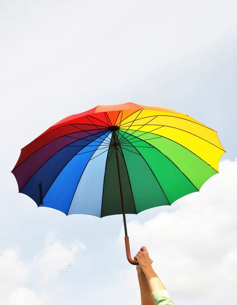 Ombrello arcobaleno nelle mani — Foto Stock