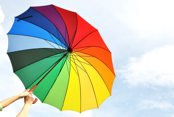 Ombrello arcobaleno nelle mani — Foto Stock