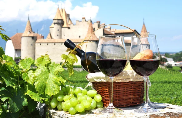 Czerwonego wina i winogron przeciwko starym zamku. Szwajcaria — Zdjęcie stockowe