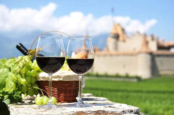 Red wine and grapes against an old castle. Switzerland — Stock Photo, Image