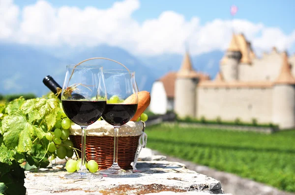 Vino, uvas y pan contra un viejo castillo. Suiza — Foto de Stock
