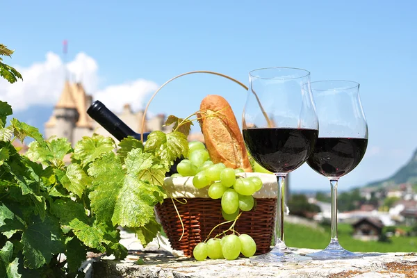 Vinho, uvas e pão contra um velho castelo. Suíça — Fotografia de Stock