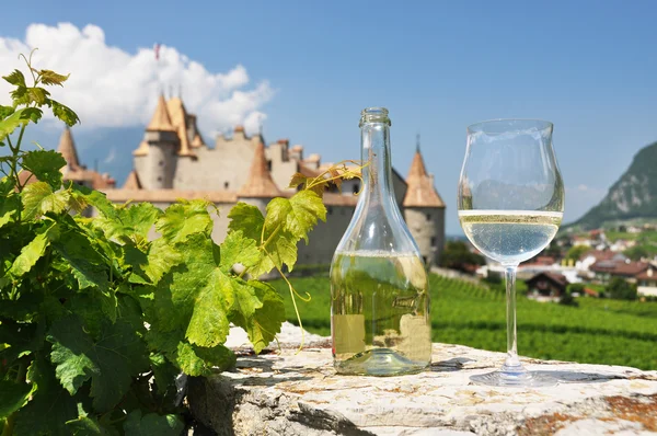White wine against Chateau d'Aigle, Switzerland — Stock Photo, Image