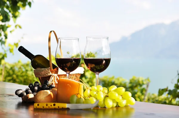 Червоне вино, виноград і сир. Регіоні Lavaux регіону, Швейцарія — стокове фото