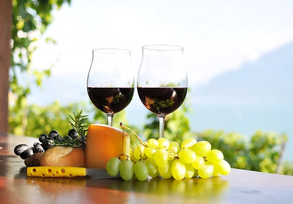 赤ワイン、ブドウ、チーズ。ラヴォー地域、スイス — ストック写真