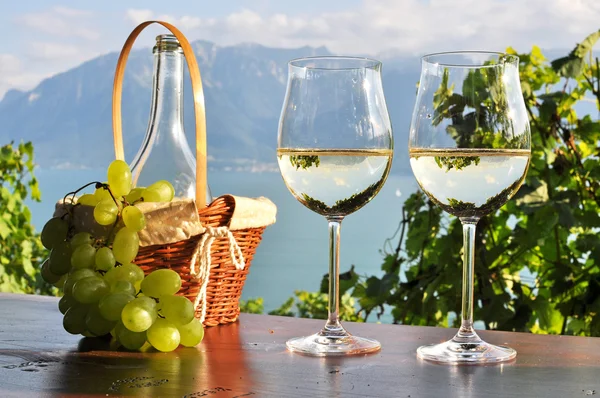 Vino y uvas contra el lago de Ginebra. Región de Lavaux, Suiza — Foto de Stock