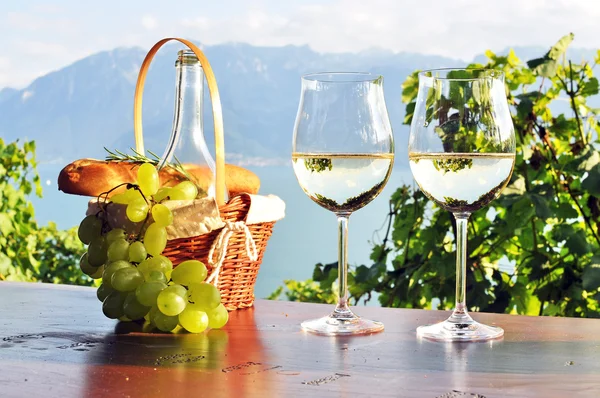 Wine, grapes and bread against Geneva lake, Lavaux region, Switz — Stock Photo, Image