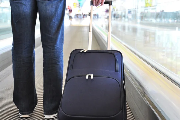 Viajante com uma mala na passarela — Fotografia de Stock