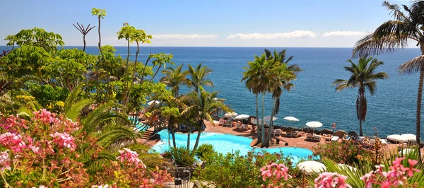 Área de um hotel de luxo contra o Oceano Atlântico. Ilha de Tenerife , — Fotografia de Stock