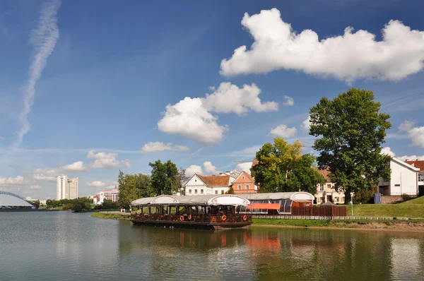 Minsk centre-ville à travers la rivière Svislotch — Photo