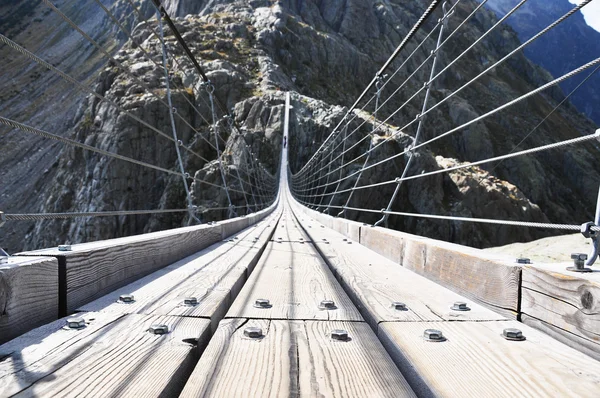 Puente Trift colgante de 170m, Suiza —  Fotos de Stock