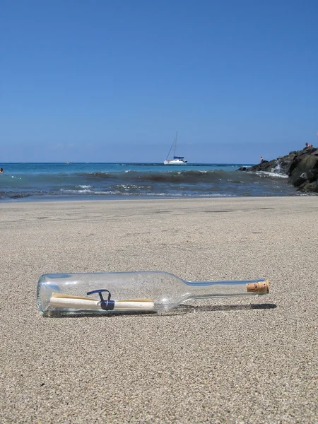 Üveg, egy üzenetet a fekete homokos tenerife szigetén, cana — Stock Fotó