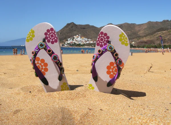 Papucs a homokba, a teresitas beach. Tenerife szigetén, cana — Stock Fotó