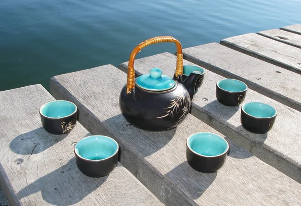 Китайский чайный сервиз на деревянной пристани — стоковое фото