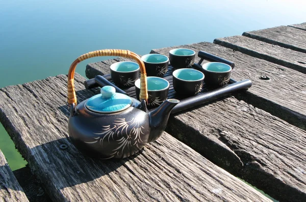 Conjunto de chá em um molhe de madeira — Fotografia de Stock