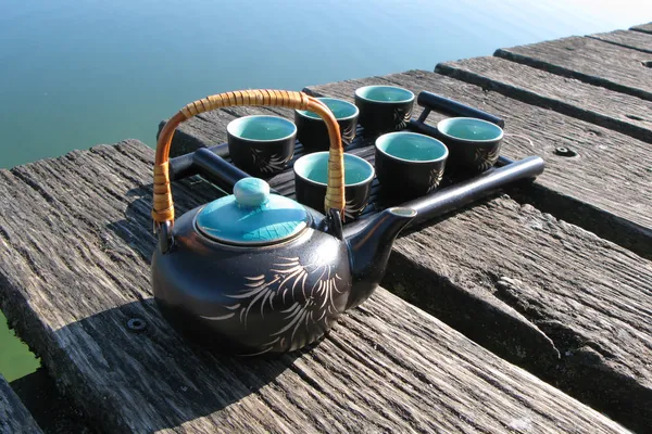 Китайский чайный сервиз на деревянной пристани — стоковое фото