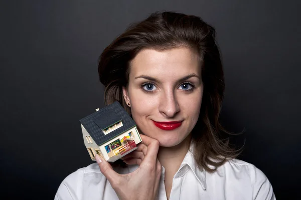 Žena s miniaturní dům — Stock fotografie