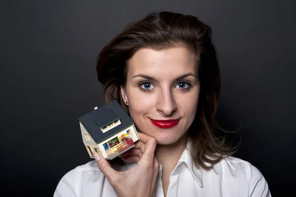 Donna con casa in miniatura — Foto Stock