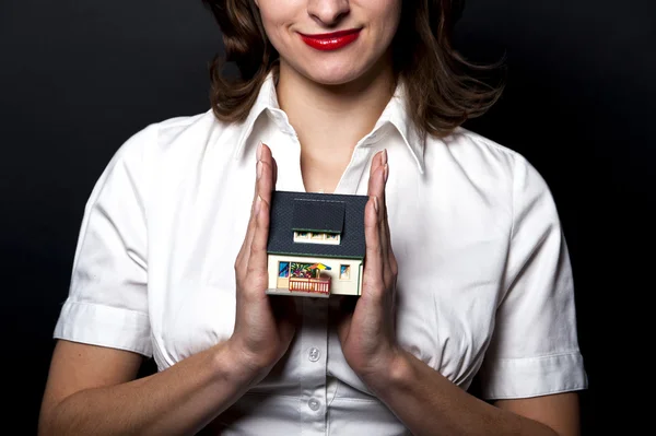 Vrouw met miniatuur huis — Stockfoto