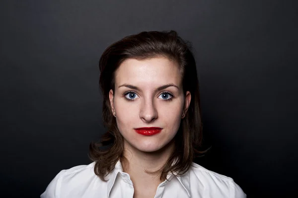 Vrouw met lippenstift op haar lippen — Stockfoto