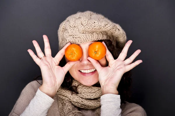 Vrouw met wat fruit — Stockfoto