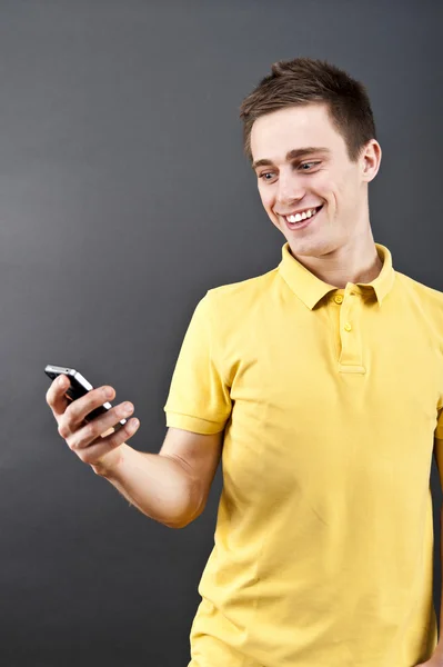 Mężczyzna trzymający telefon komórkowy — Zdjęcie stockowe