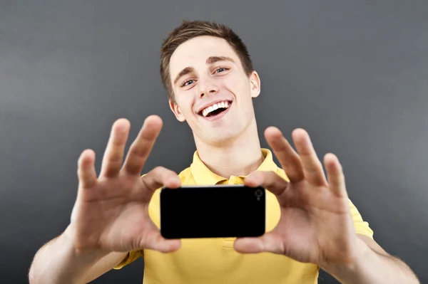 Homme tenant un téléphone portable — Photo