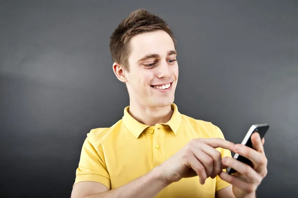 Man som håller mobiltelefon — Stockfoto