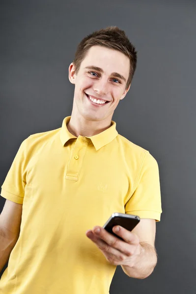 Mężczyzna trzymający telefon komórkowy — Zdjęcie stockowe