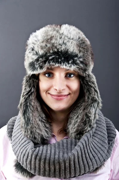 Vrouw in winter hoed — Stockfoto