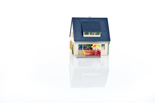 Casa em miniatura no fundo branco — Fotografia de Stock