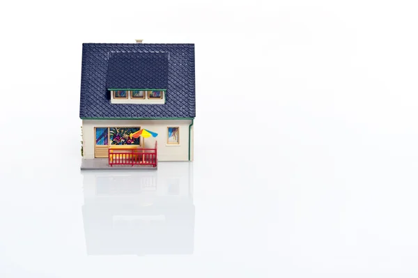 Miniaturní dům na bílém pozadí — Stock fotografie