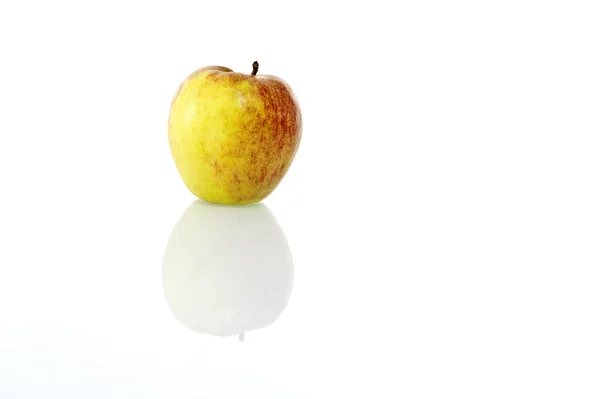 Una mela su sfondo bianco — Foto Stock