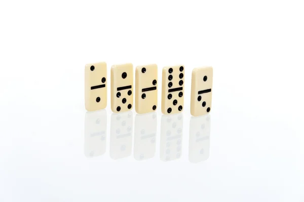 Některé cihly domino na bílém pozadí — Stock fotografie