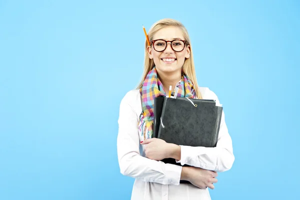 Junges Mädchen mit ein paar Dateien in ihren Händen — Stockfoto