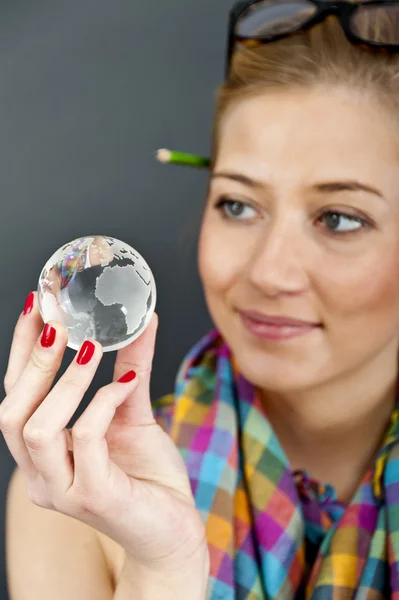 Женщина, держащая мировой мяч — стоковое фото